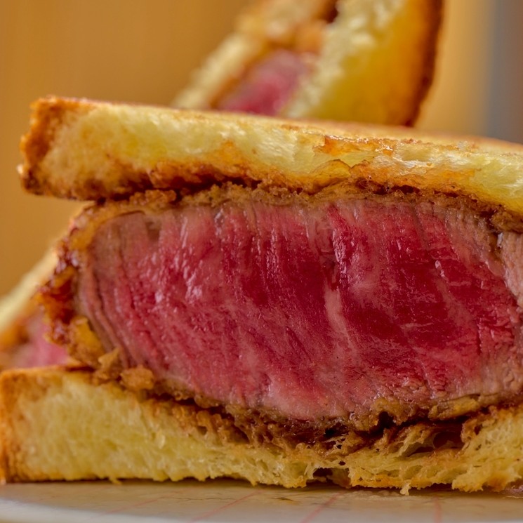 個室確約！祝【新宿うしみつ開店記念コース】新商品「特選和牛ヒレの焼きすき　〜トリュフ、濃厚卵黄〜」「和牛雲丹ユッケドッグ」をご提供！更に厳選された肉質の焼き物を拘りの薬味で提供。