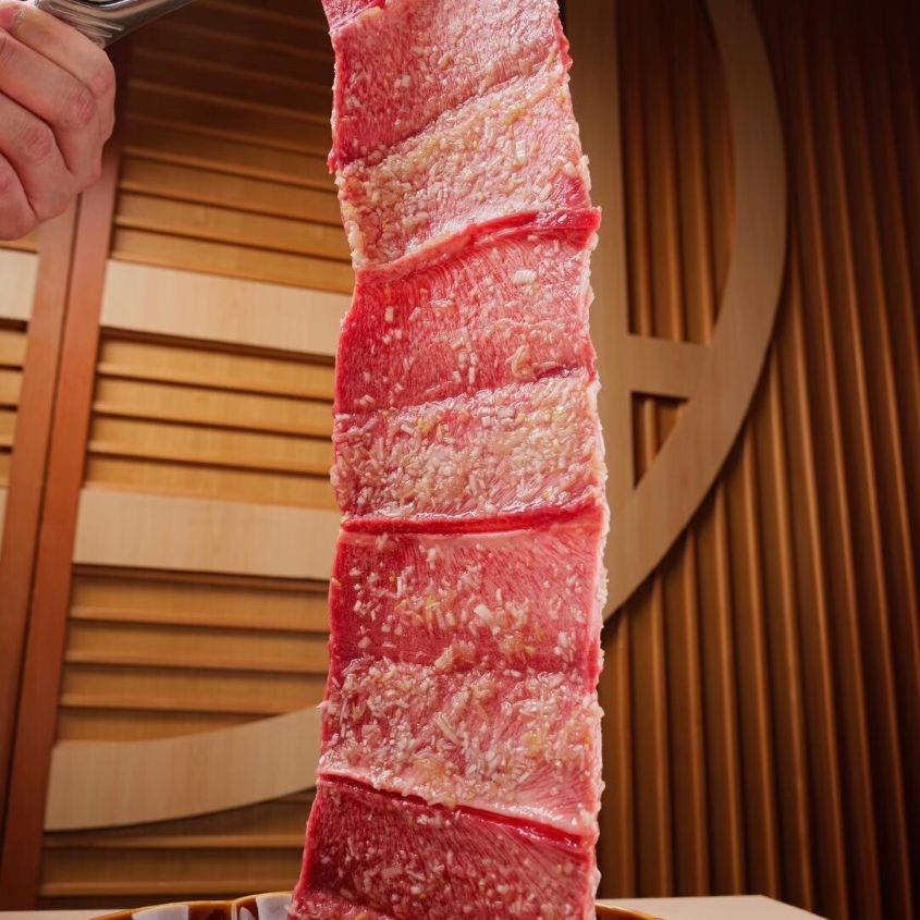 個室確約【銀座ちかみつ焼肉百名店2025受賞記念コース】「厳選和牛の蟹・いくらユッケドッグ」「和牛ヒレのブリオッシュカツサンド」「繋ぎタレタン」を含む厳選された焼き物6種をご提供。